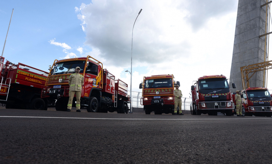 Governador entrega sete caminhões aos Bombeiros para combate a incêndios florestais