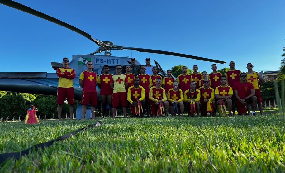 Guarda-vidas do Corpo de Bombeiros fazem treinamento com aeronaves em Porto Rico, no Noroeste