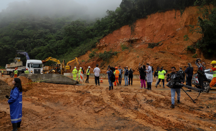 Forças de salvamento fazem nova varredura na BR-376 e não encontram vítimas