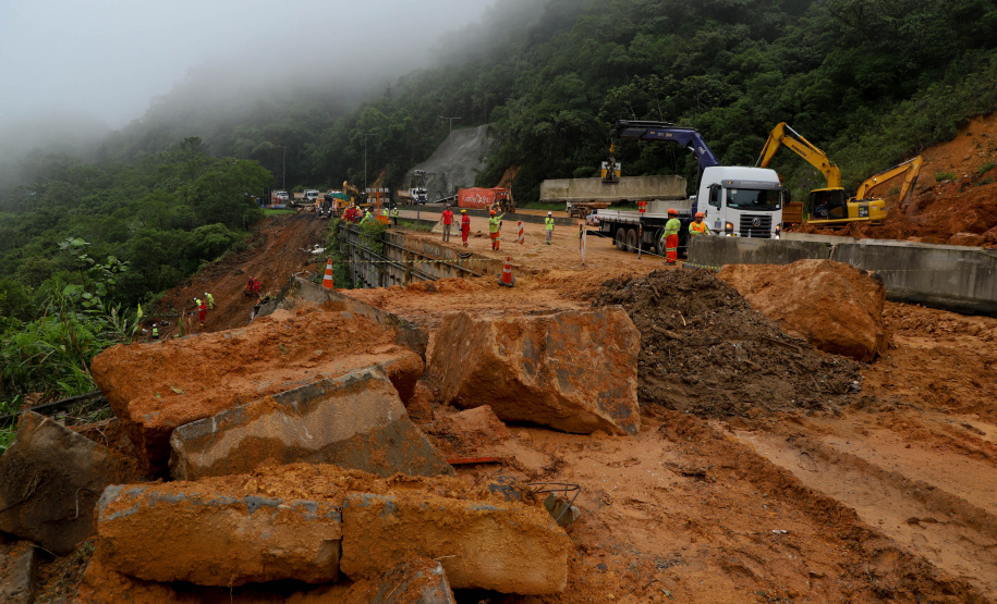 Forças de salvamento fazem nova varredura na BR-376 e não encontram vítimas