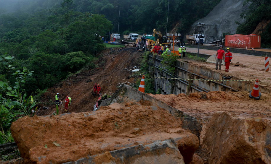 Forças de salvamento fazem nova varredura na BR-376 e não encontram vítimas