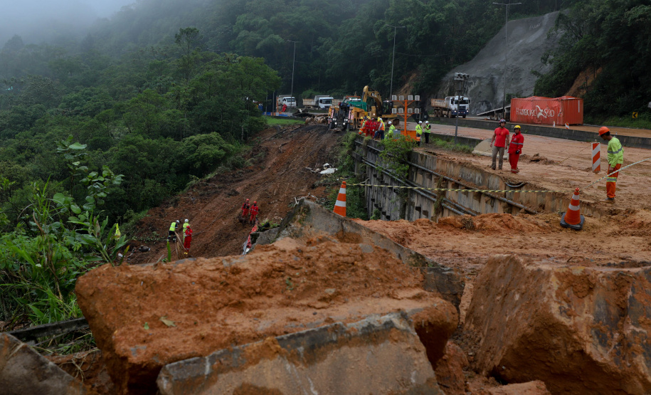 Forças de salvamento fazem nova varredura na BR-376 e não encontram vítimas