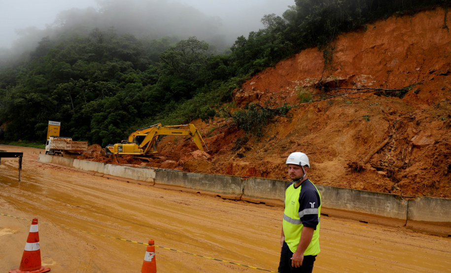 Forças de salvamento fazem nova varredura na BR-376 e não encontram vítimas