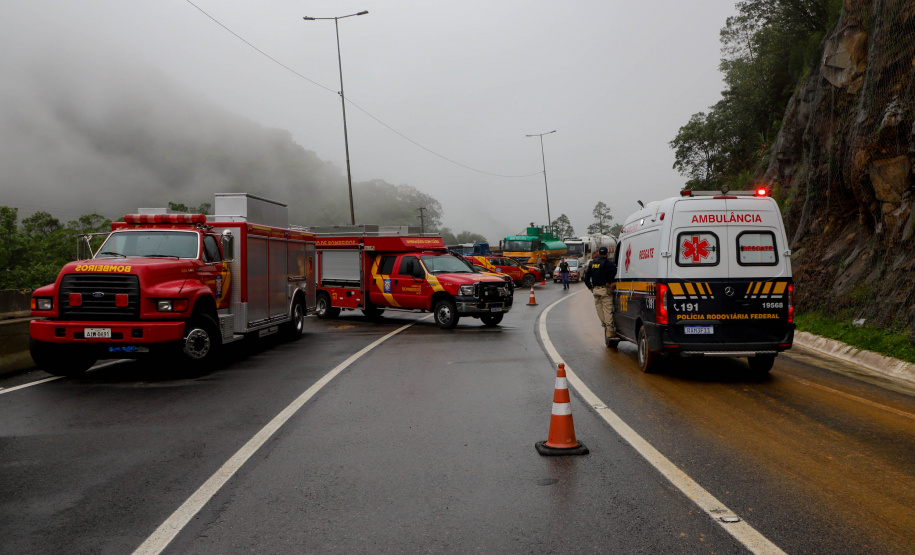 Forças de salvamento fazem nova varredura na BR-376 e não encontram vítimas