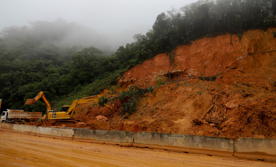 Forças de salvamento fazem nova varredura na BR-376 e não encontram vítimas