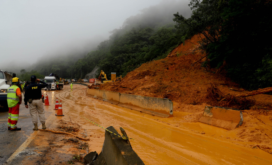 Forças de salvamento fazem nova varredura na BR-376 e não encontram vítimas