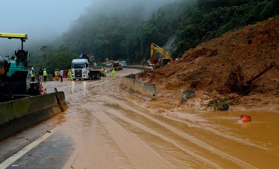Forças de salvamento fazem nova varredura na BR-376 e não encontram vítimas