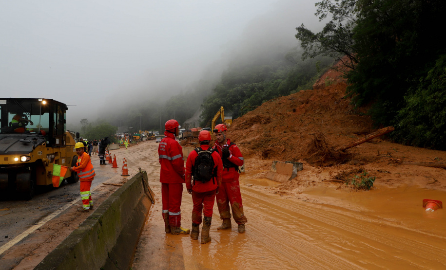 Forças de salvamento fazem nova varredura na BR-376 e não encontram vítimas