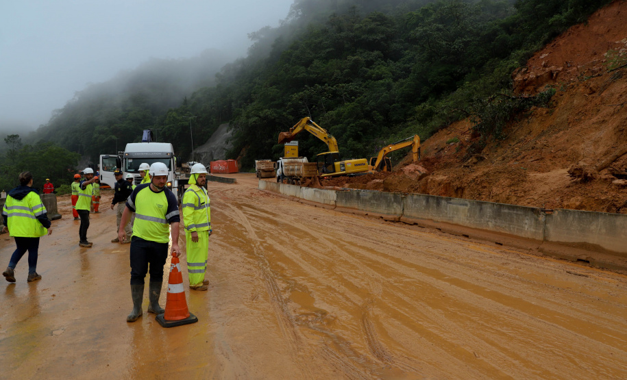 Forças de salvamento fazem nova varredura na BR-376 e não encontram vítimas