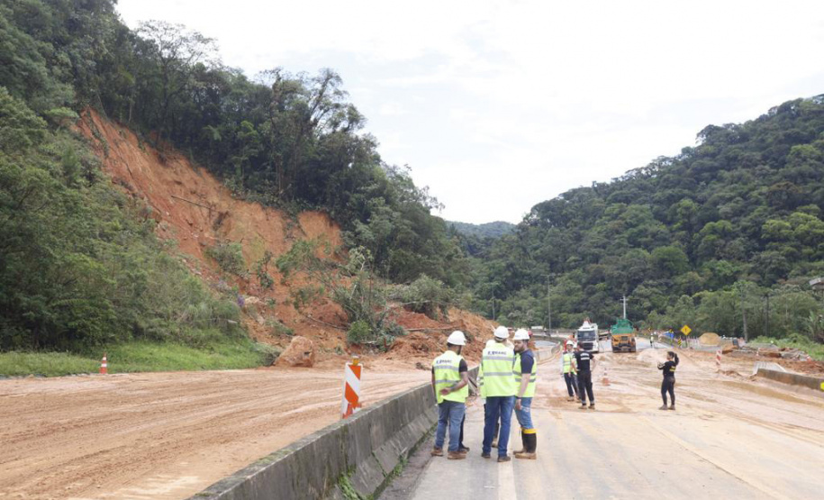 Equipes entram no quarto dia de buscas e avançam na limpeza da pista sul da BR-376