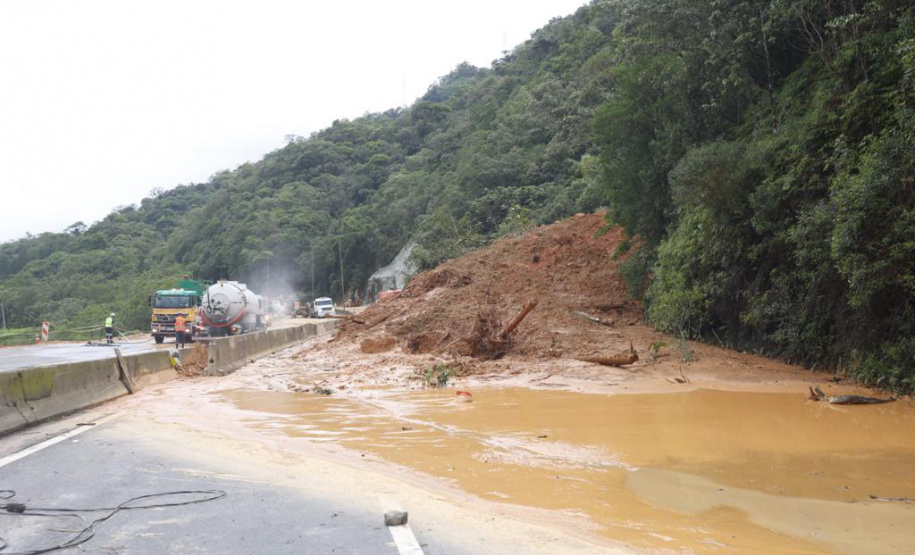 Equipes entram no quarto dia de buscas e avançam na limpeza da pista sul da BR-376