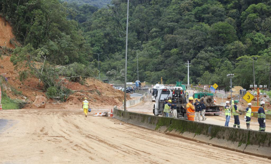 Equipes entram no quarto dia de buscas e avançam na limpeza da pista sul da BR-376