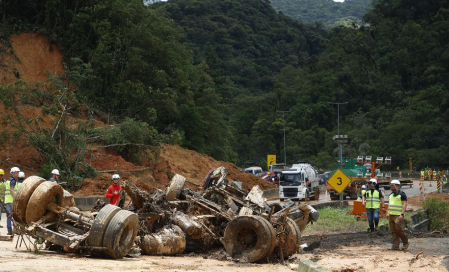 Equipes entram no quarto dia de buscas e avançam na limpeza da pista sul da BR-376