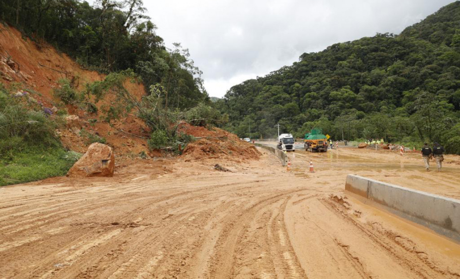Equipes entram no quarto dia de buscas e avançam na limpeza da pista sul da BR-376