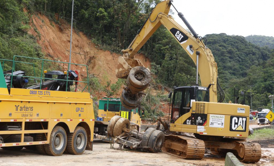 Equipes entram no quarto dia de buscas e avançam na limpeza da pista sul da BR-376