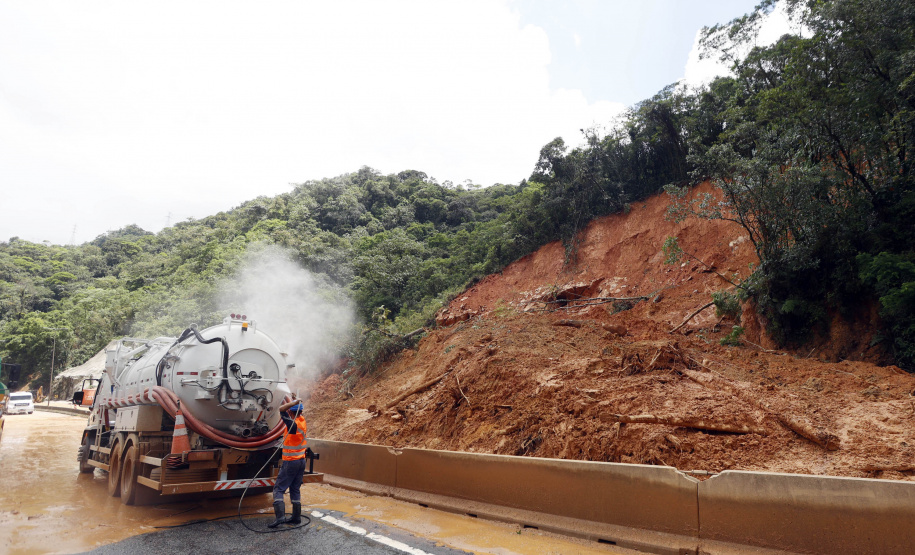Equipes entram no quarto dia de buscas e avançam na limpeza da pista sul da BR-376