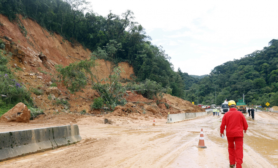 Equipes entram no quarto dia de buscas e avançam na limpeza da pista sul da BR-376