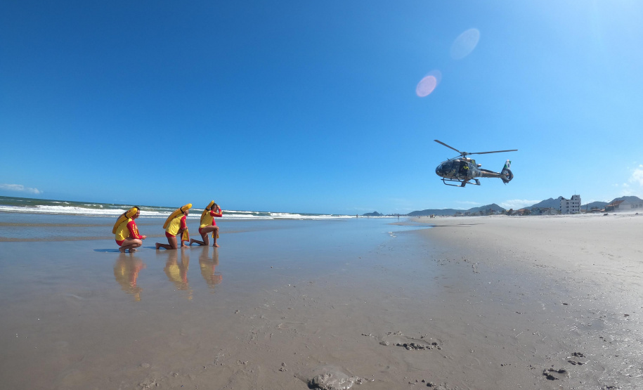 Alunos do curso de guarda-vidas fazem treinamento com apoio do helicóptero do BPMOA