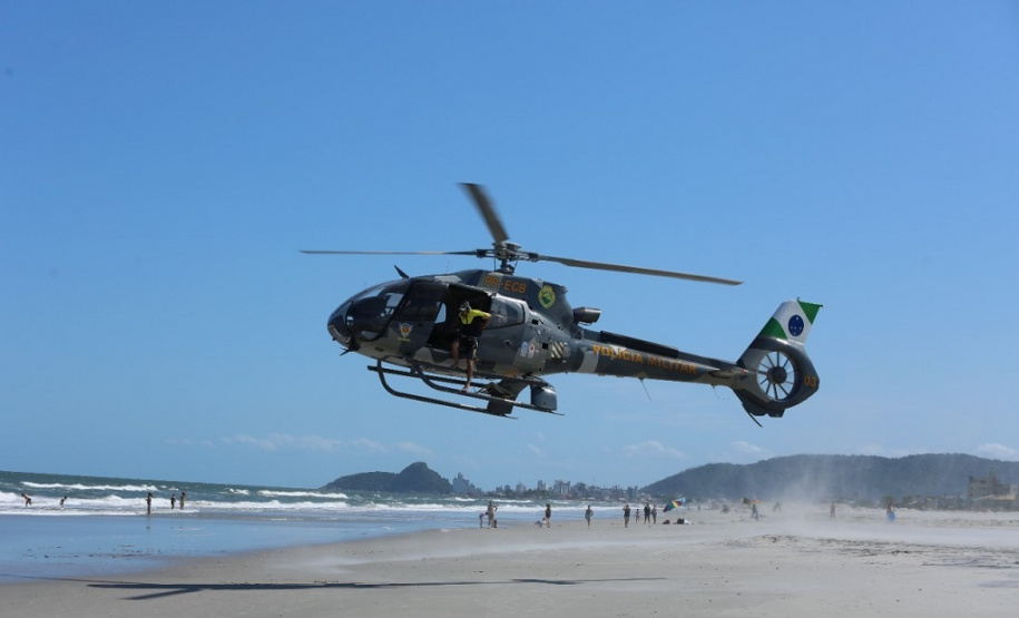 Polícia Militar orienta banhistas sobre como agir em pousos de helicóptero na praia