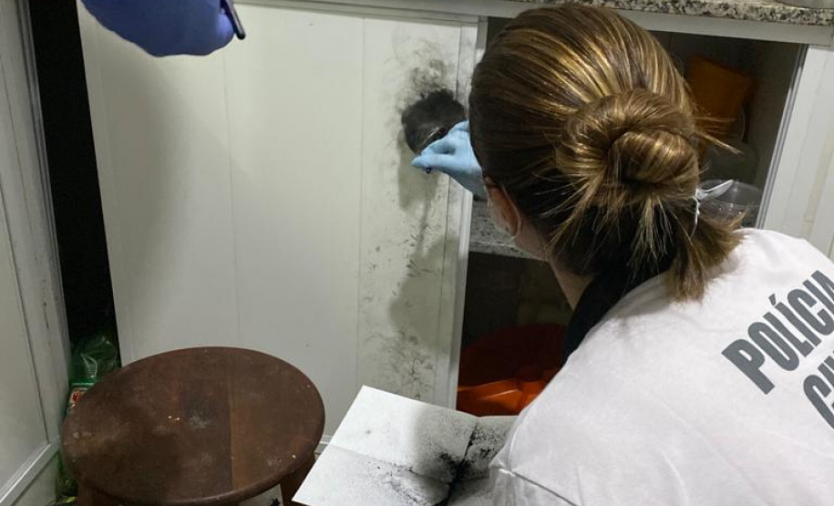 PCPR realiza perícia papiloscópica em local de crime em Matinhos