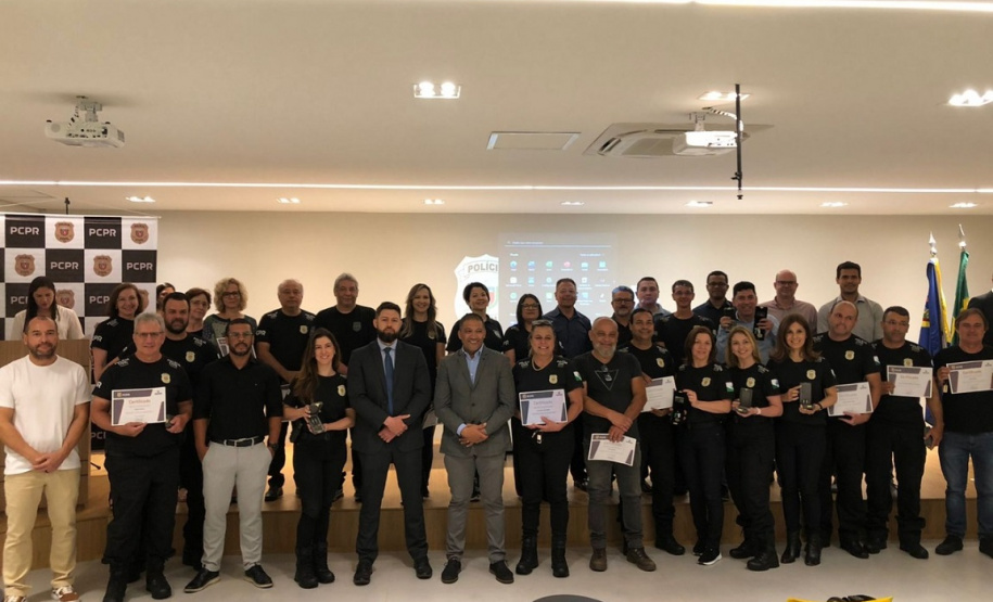 Governo entrega 84 medalhas para policiais civis de Umuarama e Paranavaí