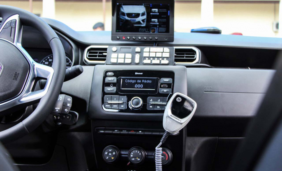 A “viatura inteligente” é equipada com câmeras que têm capacidade de identificar placas de veículos e reconhecimento facial. Os equipamentos foram instalados em uma viatura própria da PMPR.