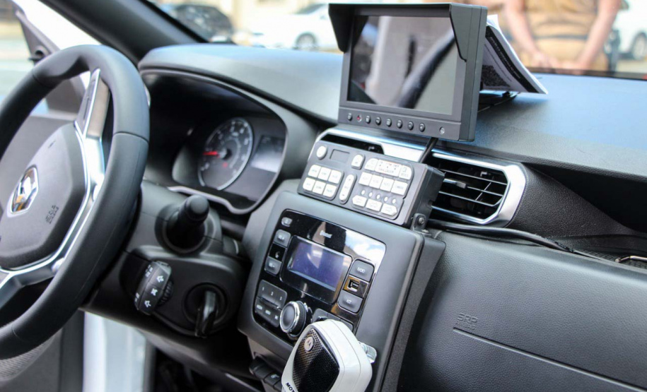 PM utiliza “viatura inteligente” com quatro câmeras para identificar placas e pessoas