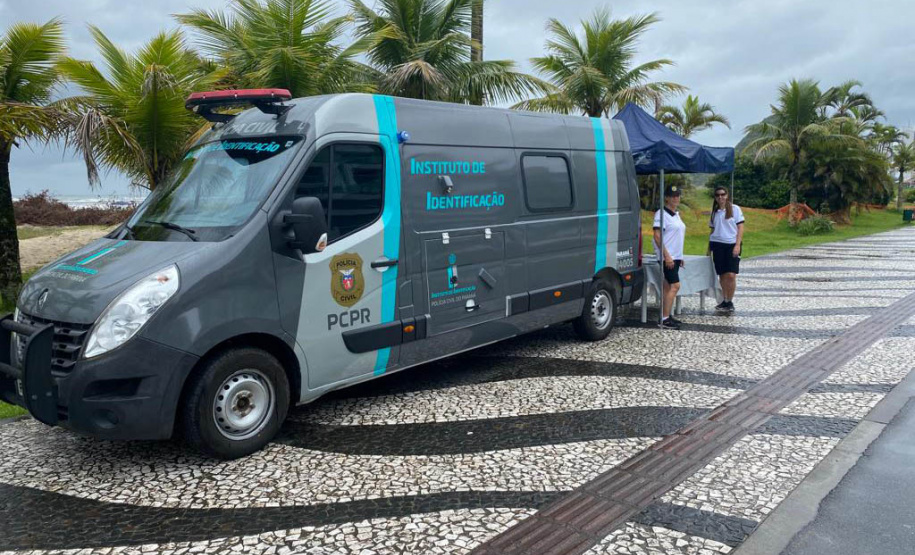 Polícia Civil orienta veranistas com van na orla da praia