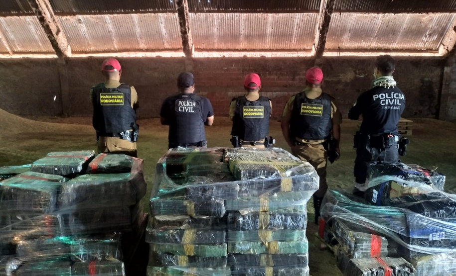 Cão farejador auxilia na apreensão de 1,4 tonelada de maconha