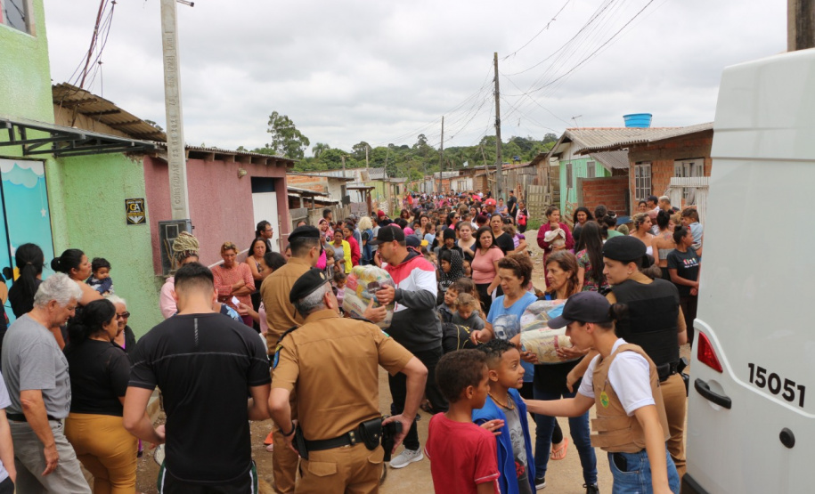 PMPR distribui mais de duas toneladas de alimentos e 1,2 mil brinquedos para crianças em Curitiba