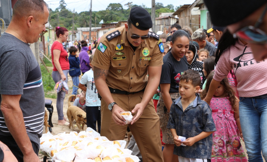 PMPR distribui mais de duas toneladas de alimentos e 1,2 mil brinquedos para crianças em Curitiba