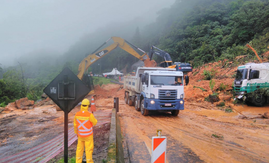 Equipes retiram 7 mil metros cúbicos de terra na BR-376 e buscas por vítimas avançam