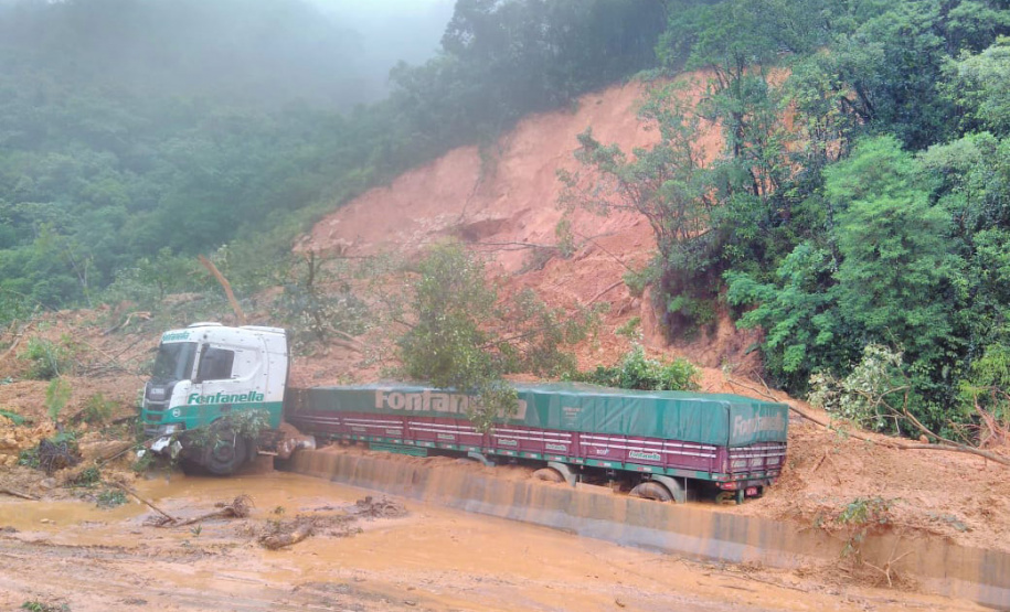 Equipes retiram 7 mil metros cúbicos de terra na BR-376 e buscas por vítimas avançam