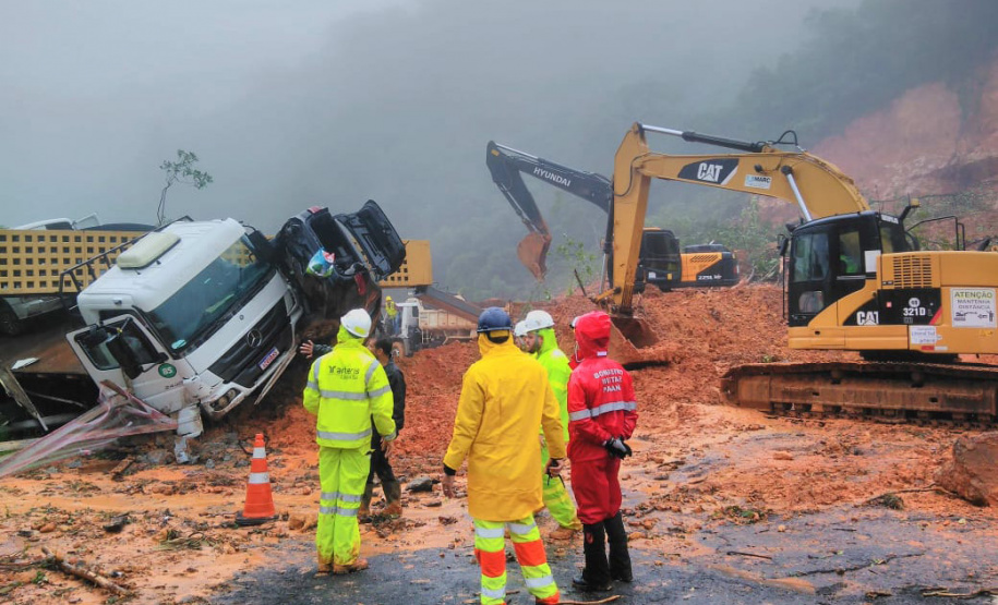 Equipes retiram 7 mil metros cúbicos de terra na BR-376 e buscas por vítimas avançam