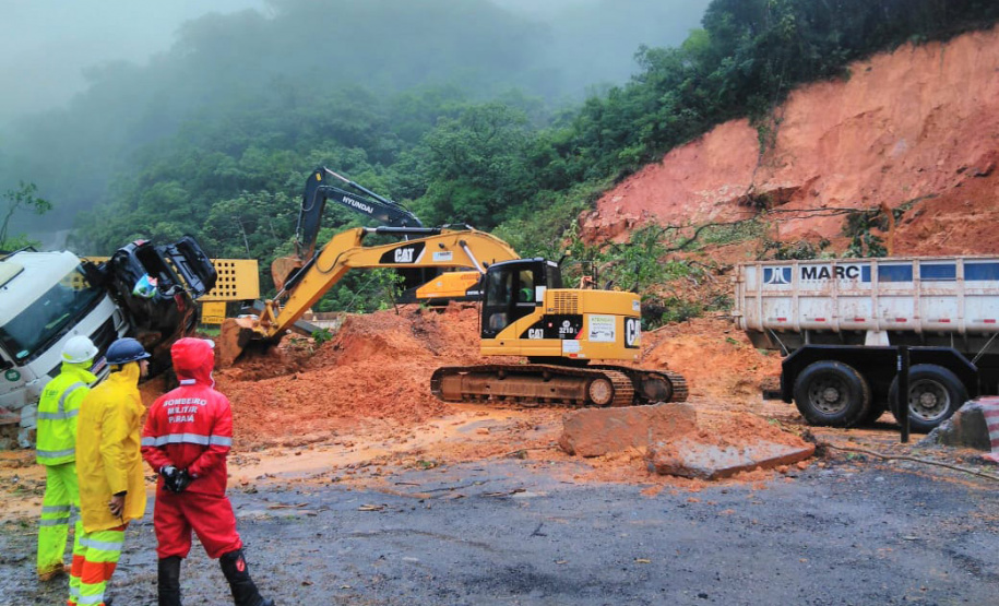 Equipes retiram 7 mil metros cúbicos de terra na BR-376 e buscas por vítimas avançam