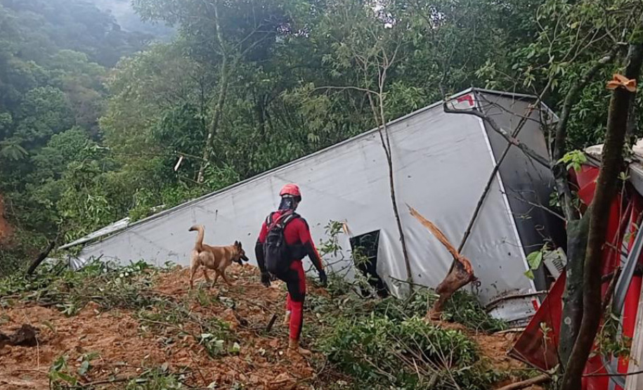 Equipes retiram 7 mil metros cúbicos de terra na BR-376 e buscas por vítimas avançam