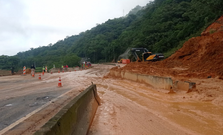 Equipes entram no quarto dia de buscas e avançam na limpeza da pista sul da BR-376