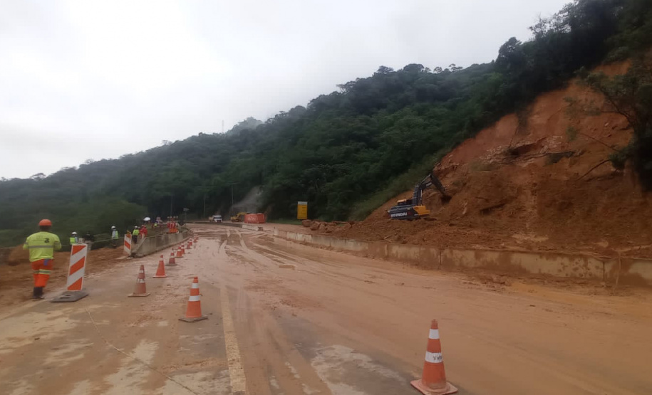 Equipes entram no quarto dia de buscas e avançam na limpeza da pista sul da BR-376
