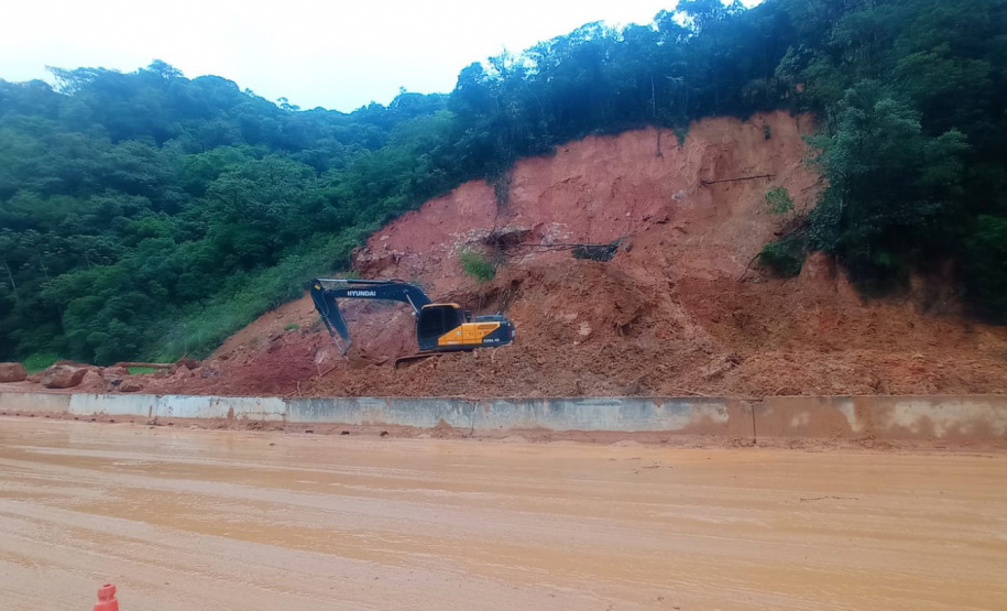Equipes entram no quarto dia de buscas e avançam na limpeza da pista sul da BR-376