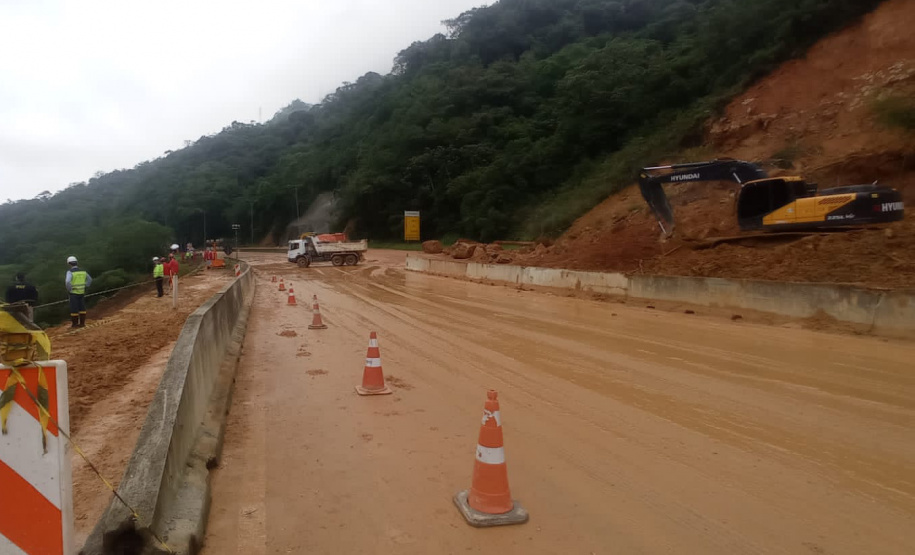 Equipes entram no quarto dia de buscas e avançam na limpeza da pista sul da BR-376