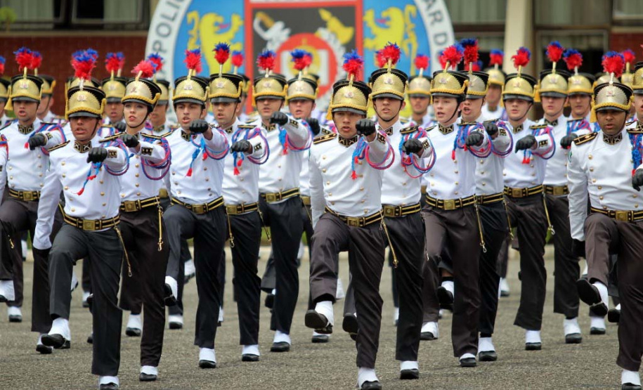 Após 1º ano, 120 cadetes do curso de oficiais da PMPR recebem Espadim Tiradentes