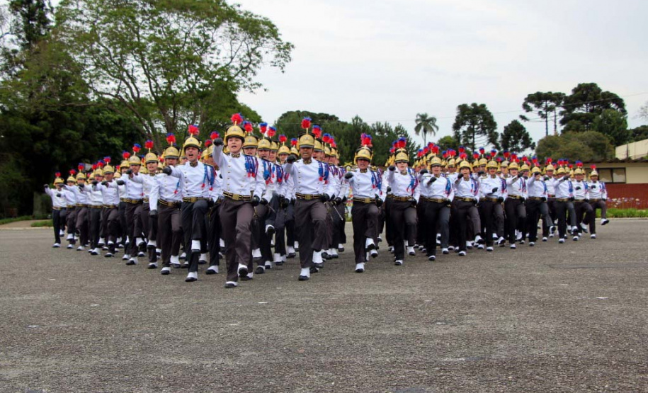 Após 1º ano, 120 cadetes do curso de oficiais da PMPR recebem Espadim Tiradentes