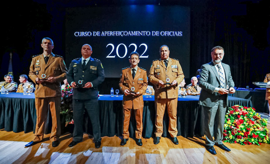 Curso de Aperfeiçoamento de Oficiais forma 66 novos capitães para PMPR e Corpo de Bombeiros