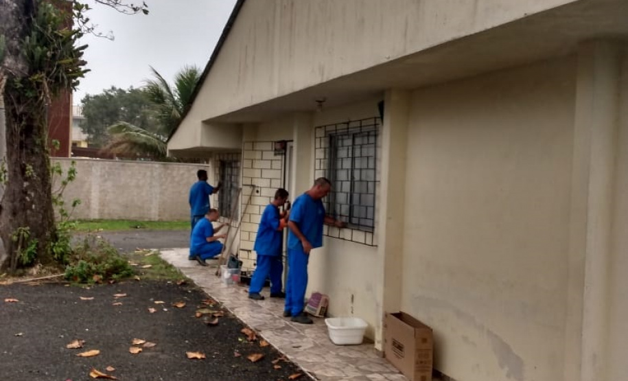 Trabalho de pessoas privadas de liberdade melhora espaços públicos em Guaratuba, no Litoral