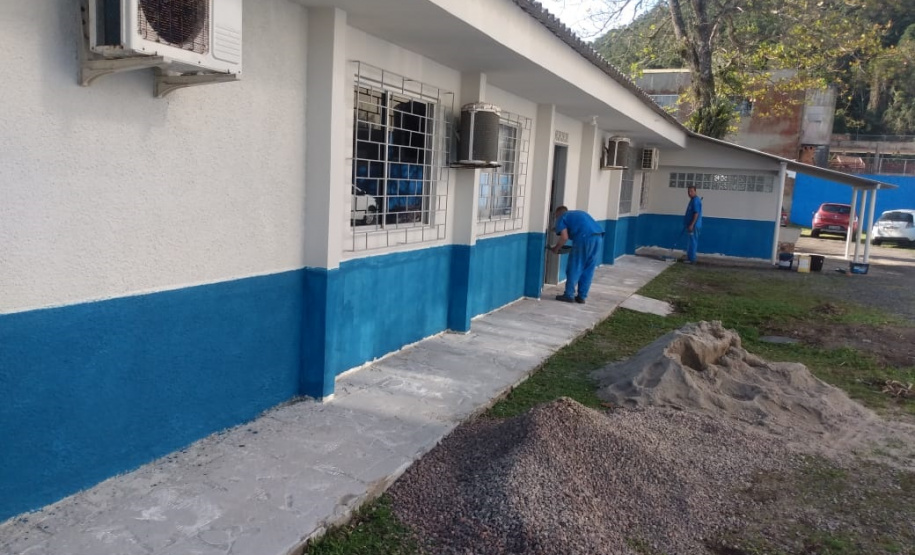 Trabalho de pessoas privadas de liberdade melhora espaços públicos em Guaratuba, no Litoral