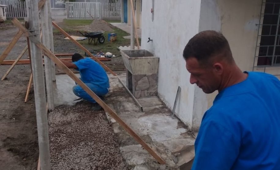 Trabalho de pessoas privadas de liberdade melhora espaços públicos em Guaratuba, no Litoral