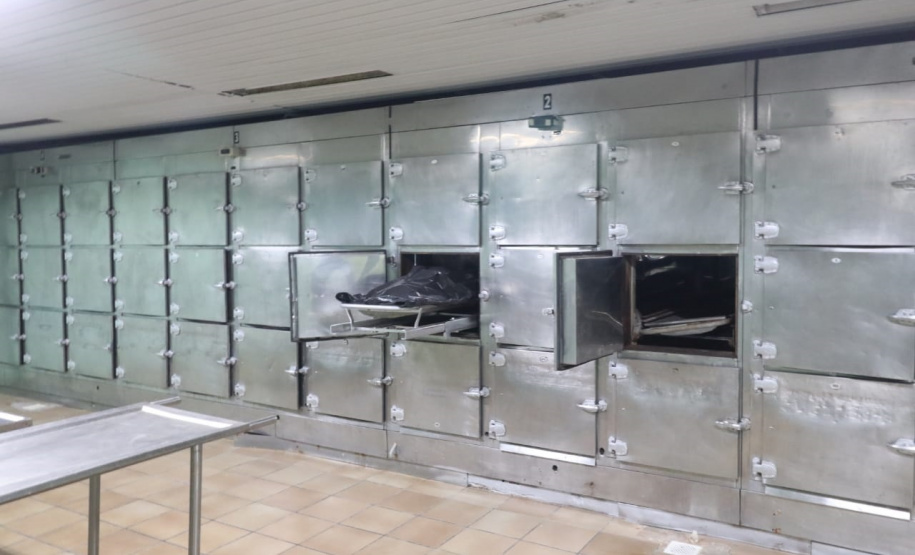 Em visita guiada, público observa o antigo IML de Curitiba do ponto de vista histórico