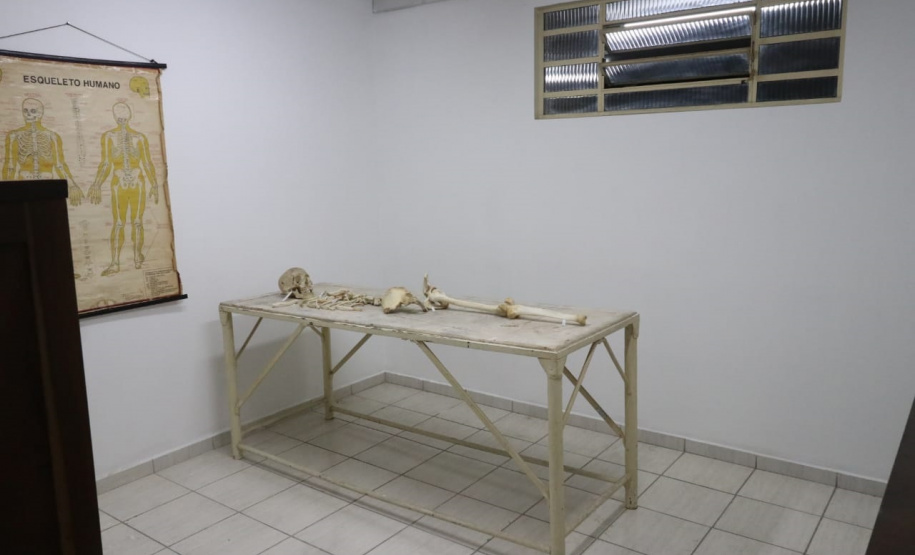 Em visita guiada, público observa o antigo IML de Curitiba do ponto de vista histórico