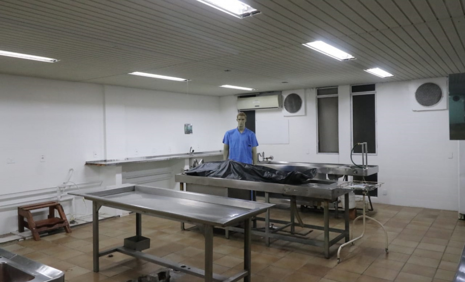 Em visita guiada, público observa o antigo IML de Curitiba do ponto de vista histórico