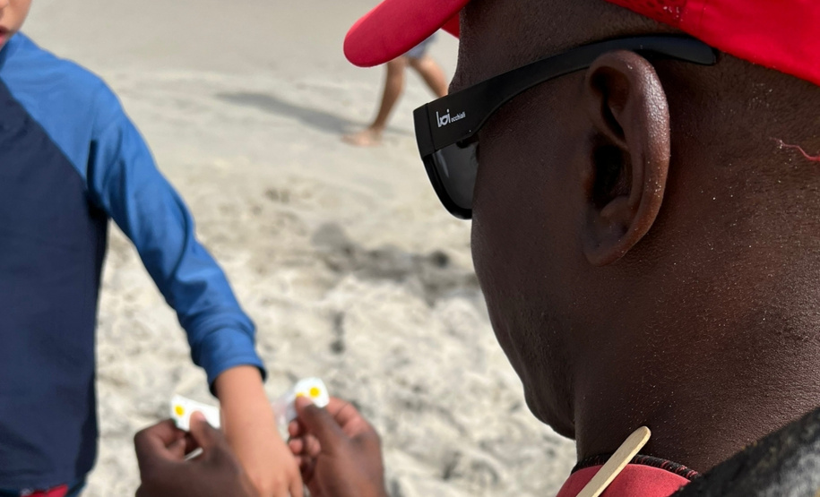 Corpo de Bombeiros orienta sobre retirada de pulseirinhas e cuidados com crianças nas praias